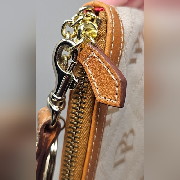 *SOLD*Dooney & Bourke Signature Brown/Beige Wristlet Wallet Pouch Coin Keychain - Picture 9 of 15